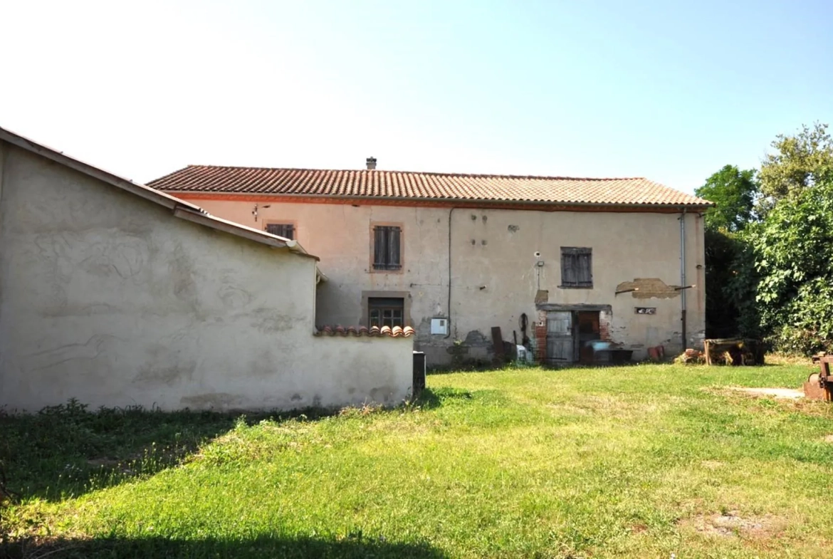 Ferme à rénover entre Albi et Carmaux, dépendances et terrain, environnement calme 