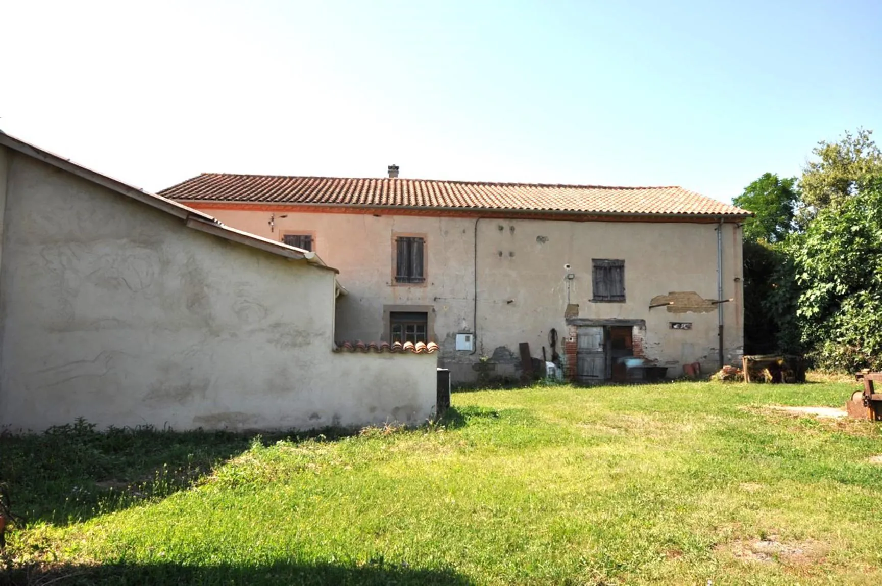 Ferme à rénover entre Albi et Carmaux, dépendances et terrain, environnement calme 