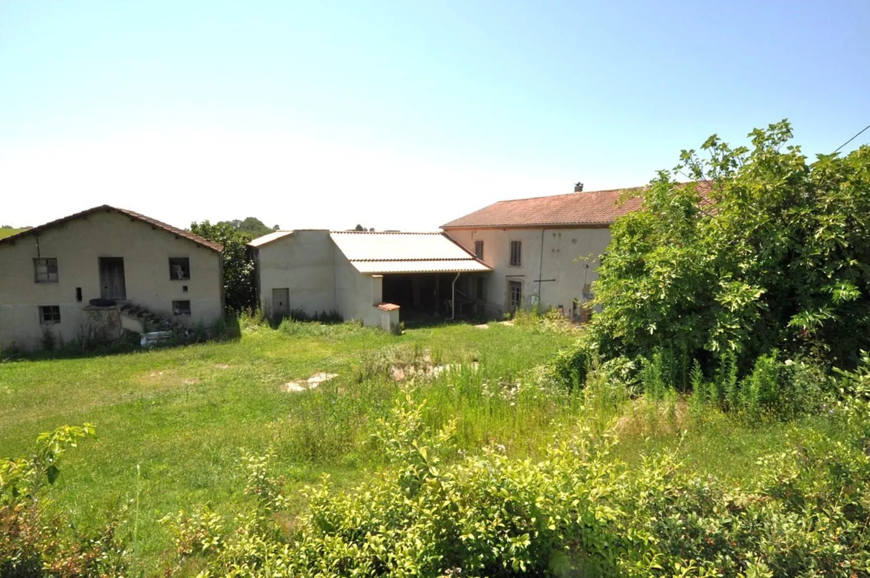 Ferme à rénover entre Albi et Carmaux, dépendances et terrain, environnement calme 