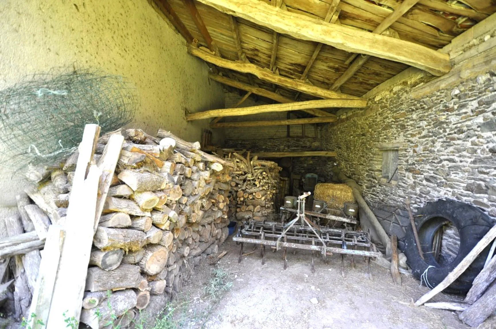 Ferme à rénover entre Albi et Carmaux, dépendances et terrain, environnement calme 