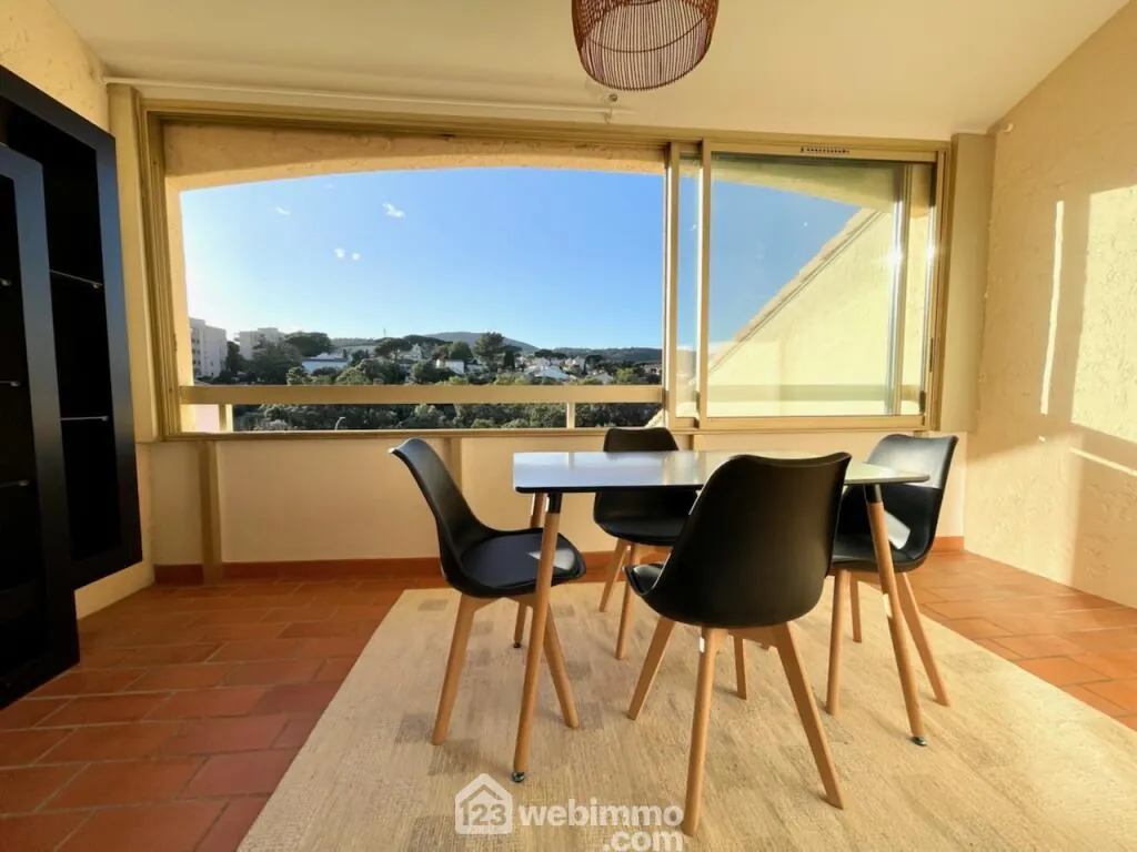 Bel appartement 2 pièces avec loggia et parking à Sainte-Maxime 