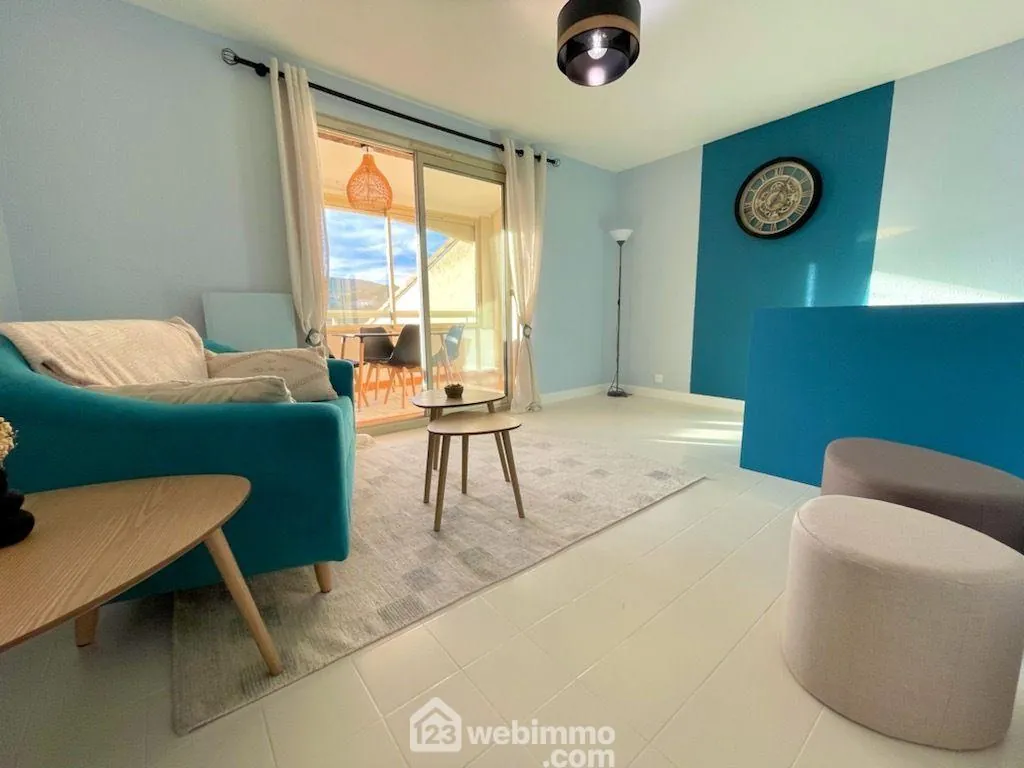 Bel appartement 2 pièces avec loggia et parking à Sainte-Maxime 