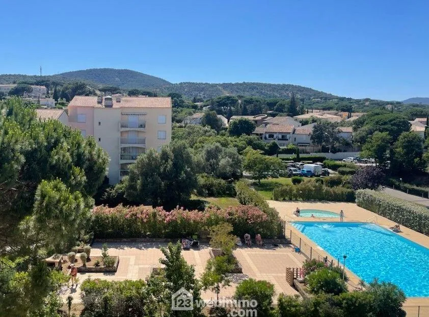 Bel appartement 2 pièces avec loggia et parking à Sainte-Maxime 