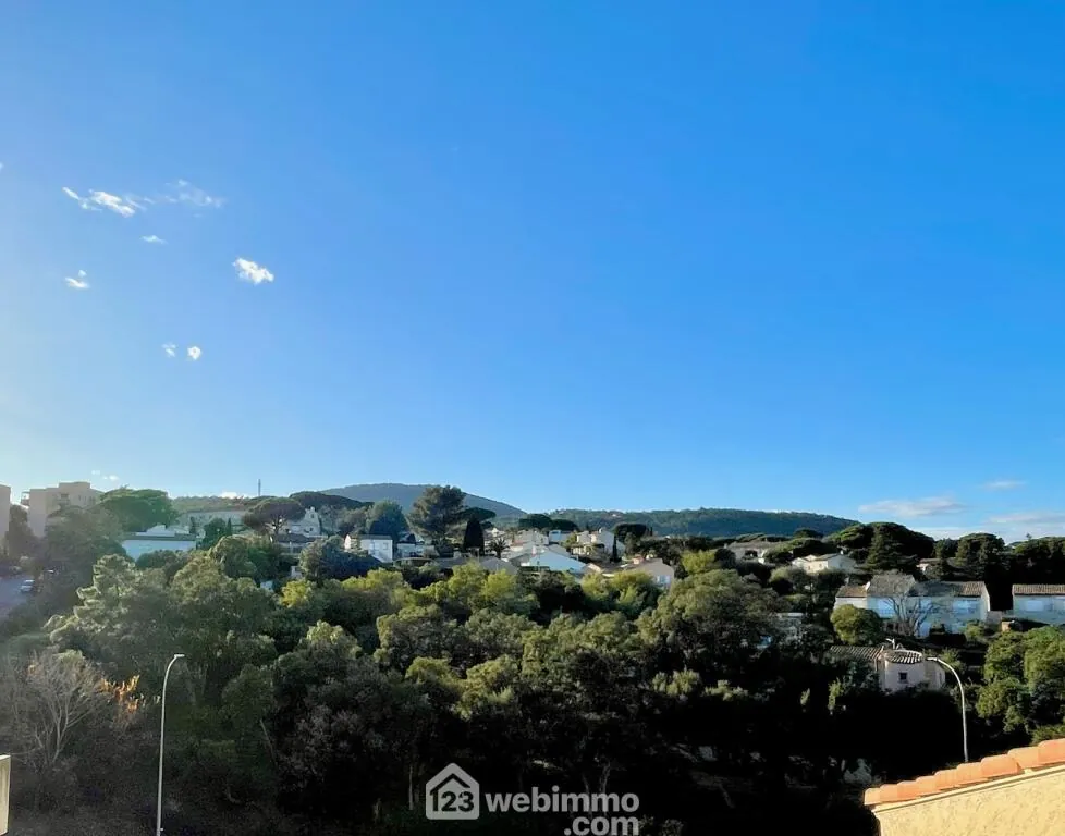Bel appartement 2 pièces avec loggia et parking à Sainte-Maxime 