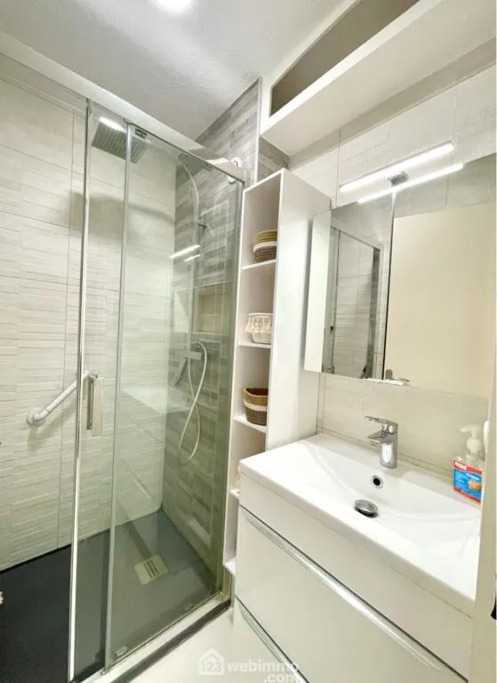 Bel appartement 2 pièces avec loggia et parking à Sainte-Maxime 