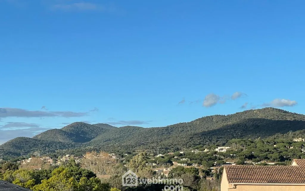 Bel appartement 2 pièces avec loggia et parking à Sainte-Maxime 