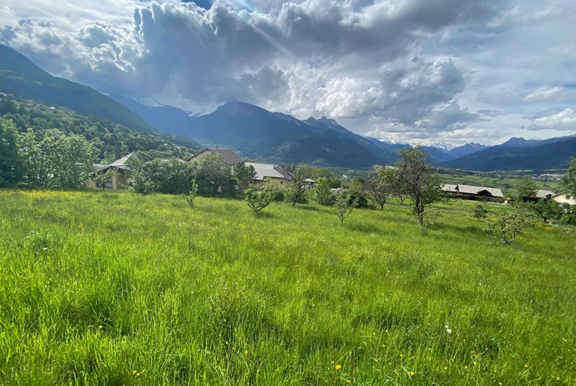 Terrain constructible viabilisé à Risoul avec vue imprenable sur les montagnes 