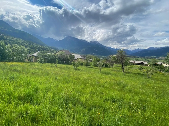 Terrain constructible viabilisé à Risoul avec vue imprenable sur les montagnes