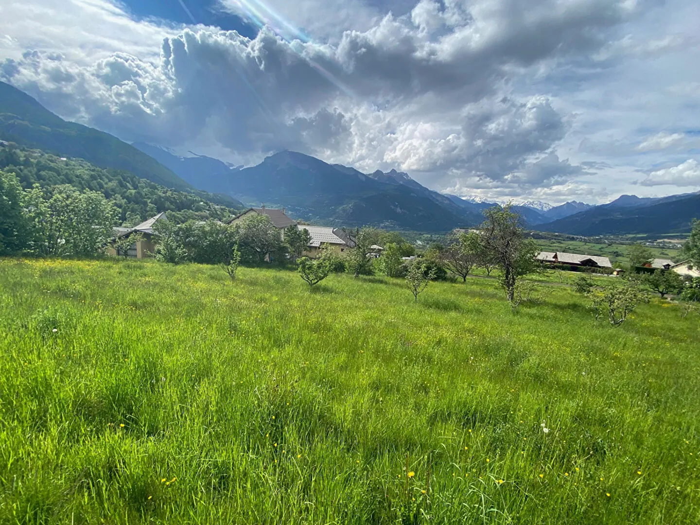 Terrain constructible viabilisé à Risoul avec vue imprenable sur les montagnes 