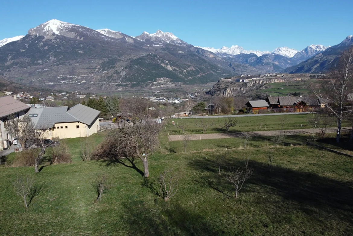 Terrain constructible viabilisé à Risoul avec vue imprenable sur les montagnes 