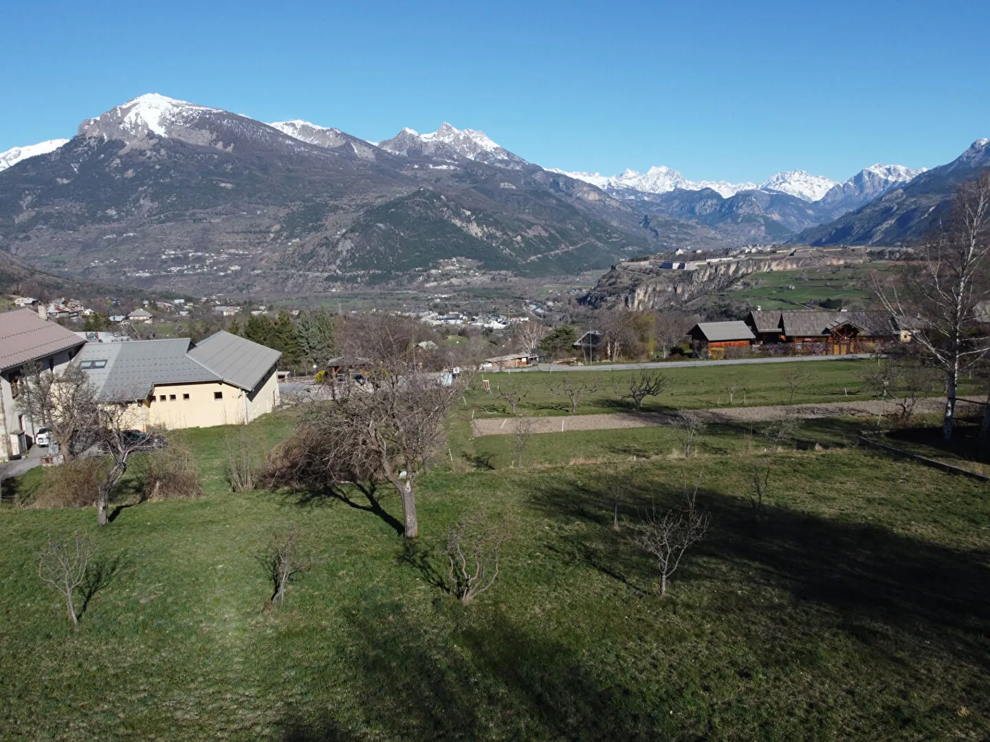 Terrain constructible viabilisé à Risoul avec vue imprenable sur les montagnes 