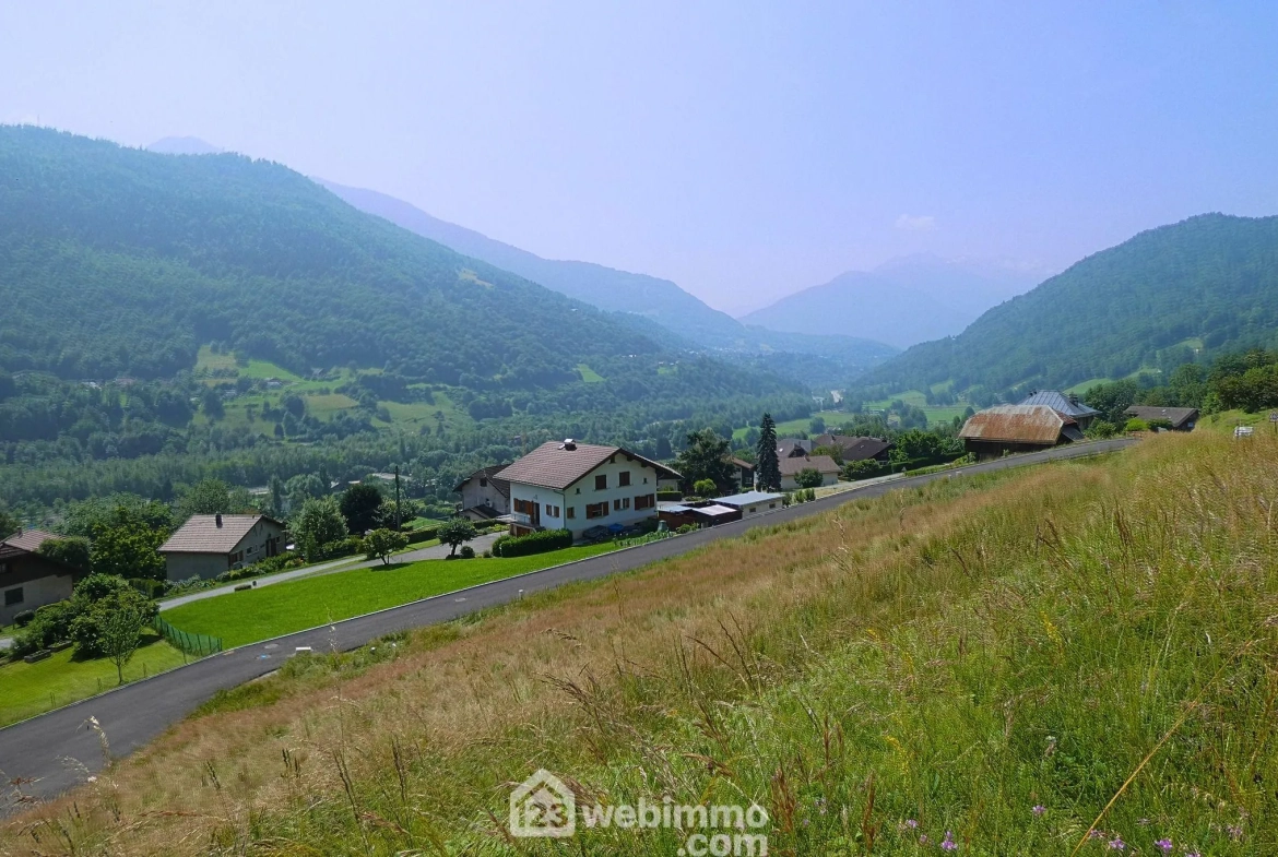 Terrain constructible de 708m² à Marthod – Vue montagnes, libre constructeur 