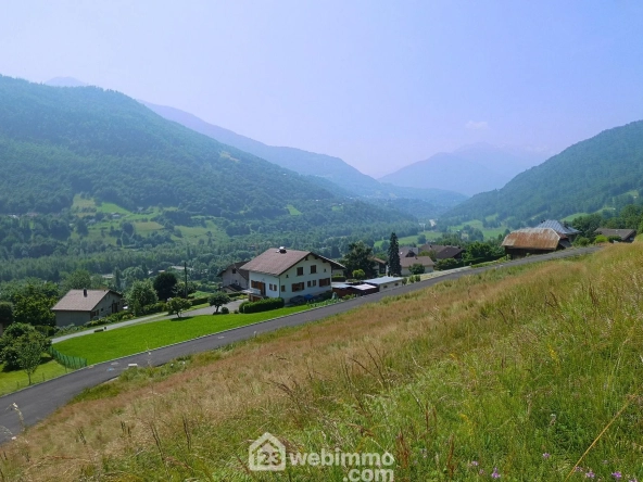 Terrain constructible de 708m² à Marthod – Vue montagnes, libre constructeur