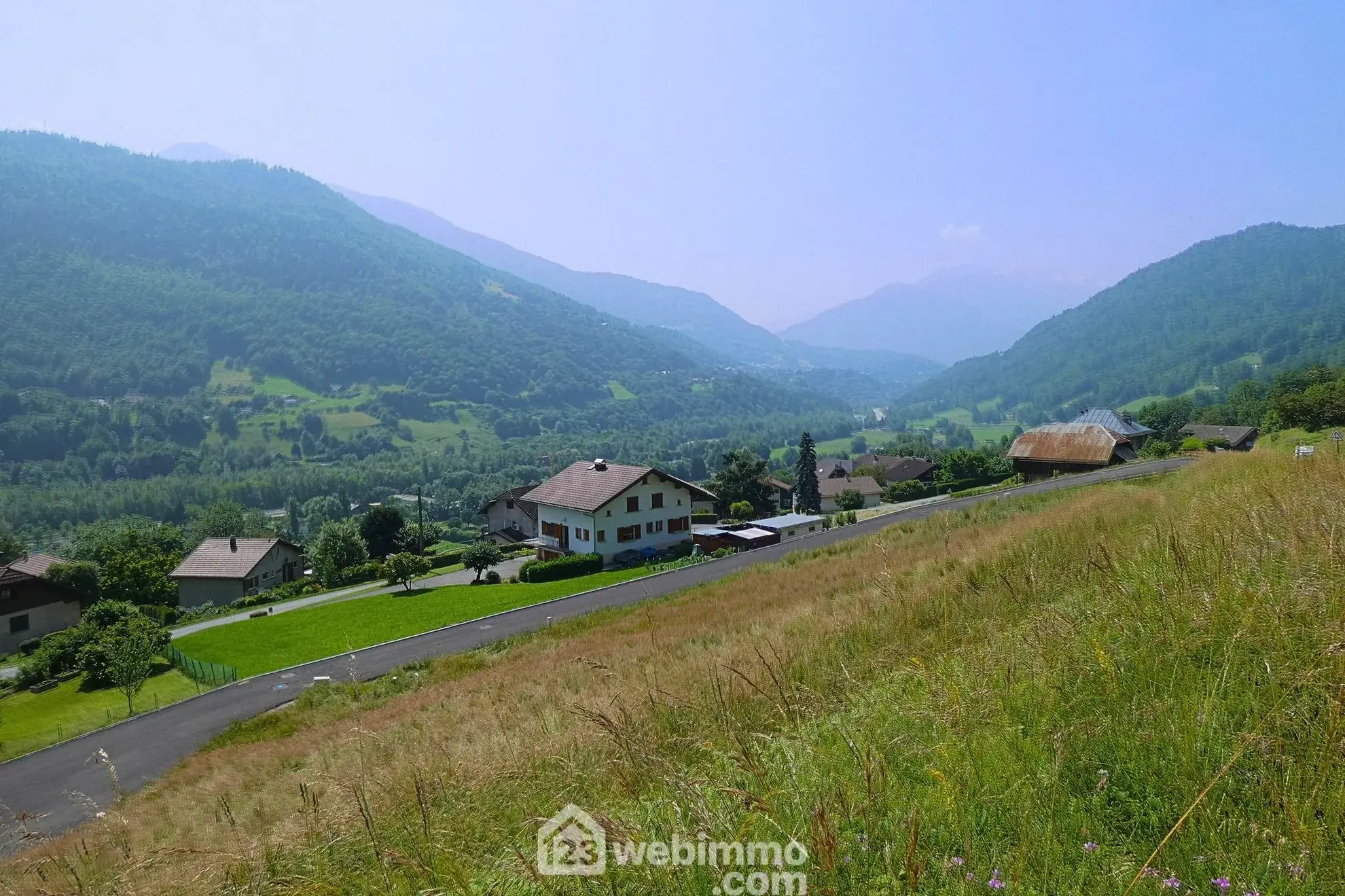Terrain constructible de 708m² à Marthod – Vue montagnes, libre constructeur 