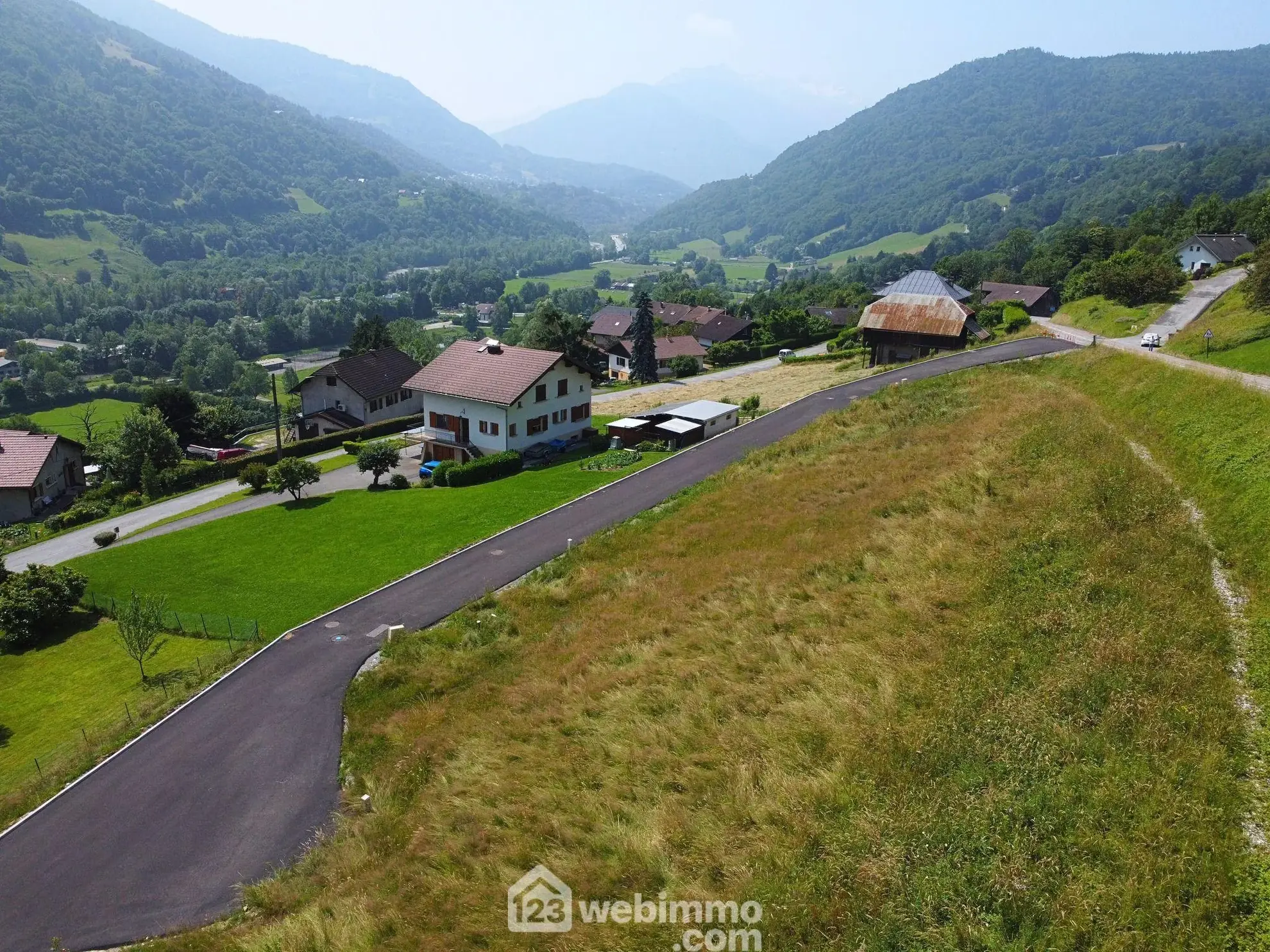 Terrain constructible de 708m² à Marthod – Vue montagnes, libre constructeur 