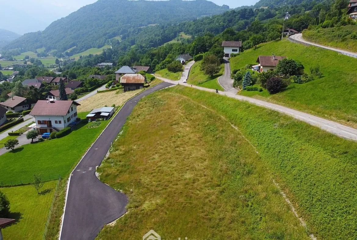 Terrain constructible de 708m² à Marthod – Vue montagnes, libre constructeur 