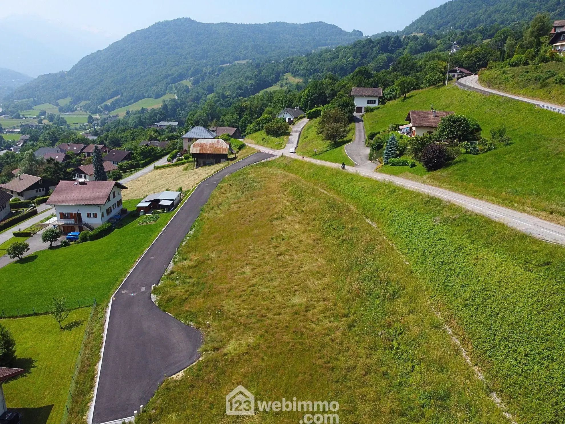Terrain constructible de 708m² à Marthod – Vue montagnes, libre constructeur 
