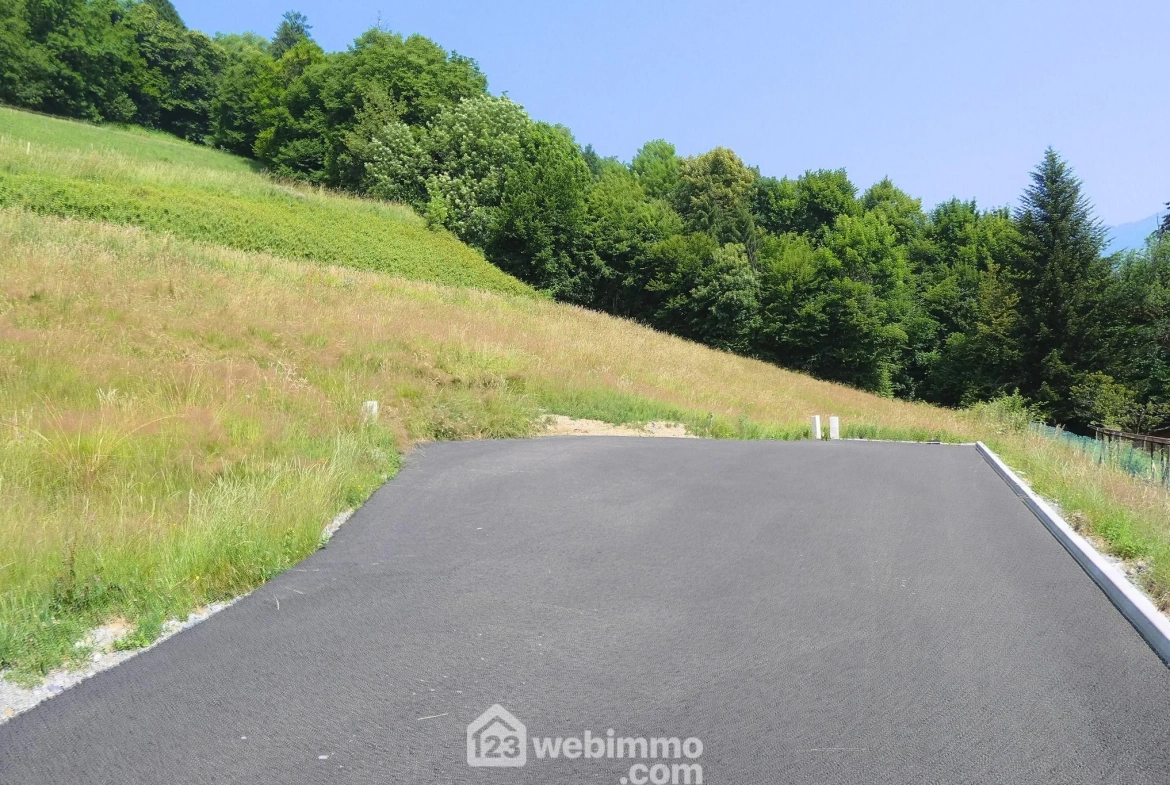 Terrain constructible de 708m² à Marthod – Vue montagnes, libre constructeur 