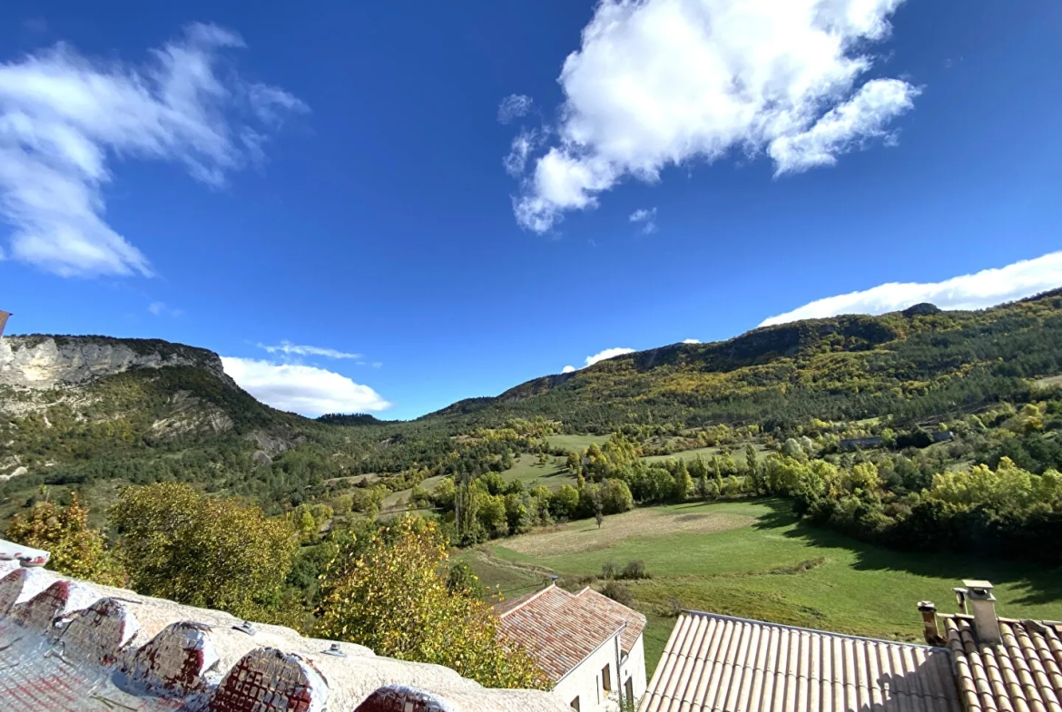 Maison de village en pierre rénovée à Sainte-Colombe avec dépendances et balcon 