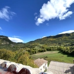 Maison de village en pierre rénovée à Sainte-Colombe avec dépendances et balcon
