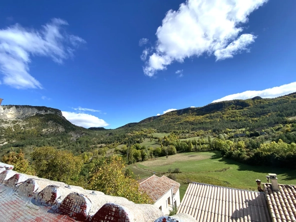 Maison de village en pierre rénovée à Sainte-Colombe avec dépendances et balcon