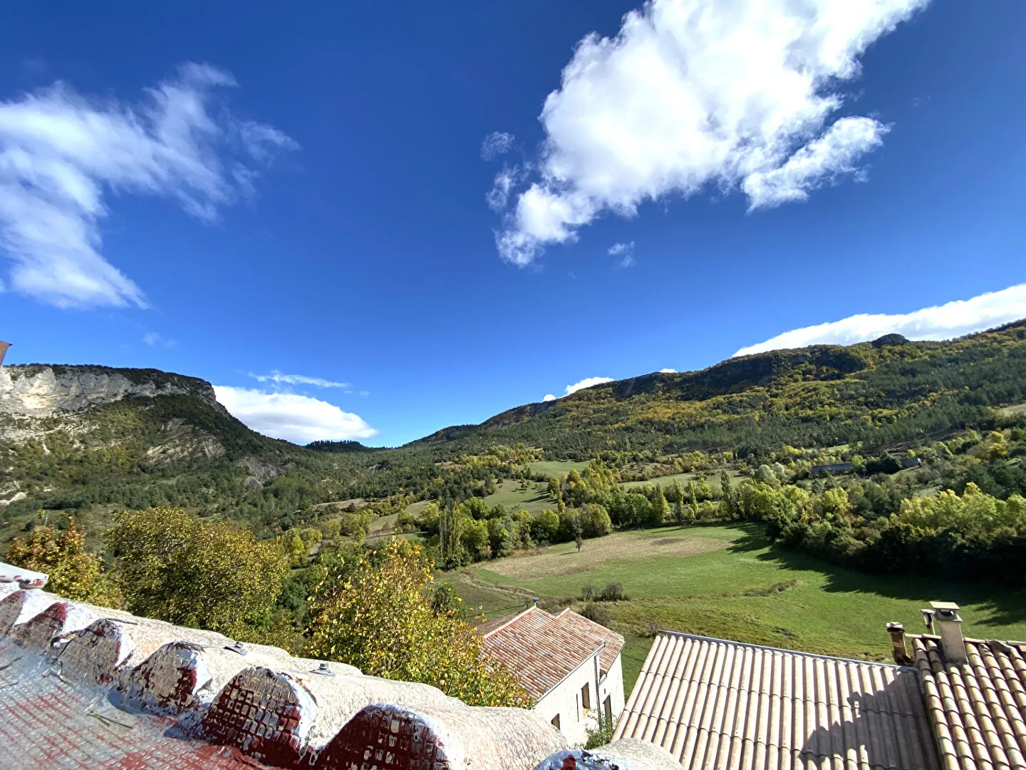 Maison de village en pierre rénovée à Sainte-Colombe avec dépendances et balcon 