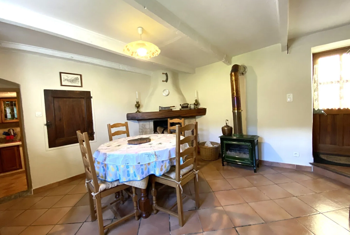 Maison de village en pierre rénovée à Sainte-Colombe avec dépendances et balcon 