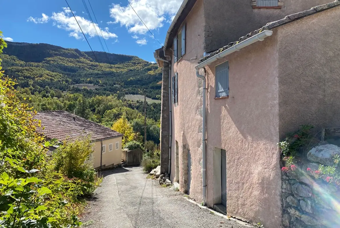 Maison de village en pierre rénovée à Sainte-Colombe avec dépendances et balcon 