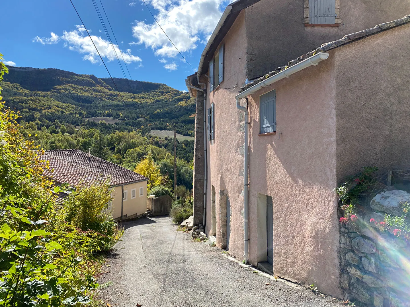 Maison de village en pierre rénovée à Sainte-Colombe avec dépendances et balcon 