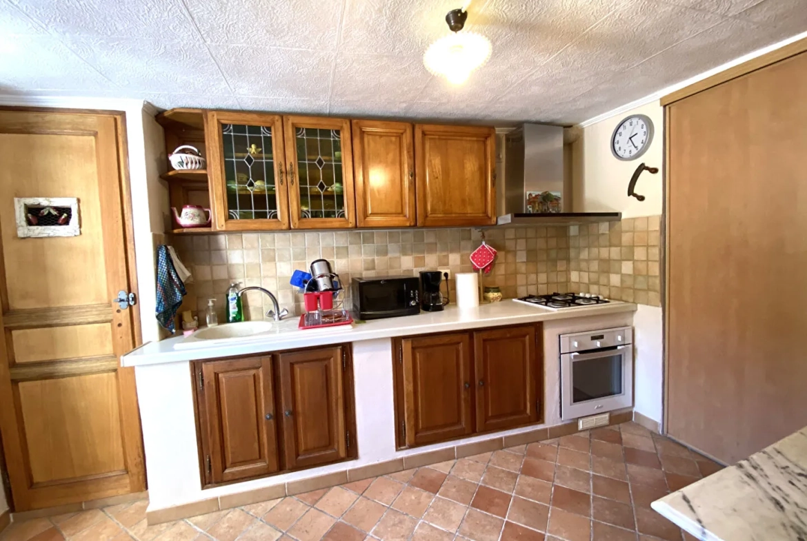 Maison de village en pierre rénovée à Sainte-Colombe avec dépendances et balcon 