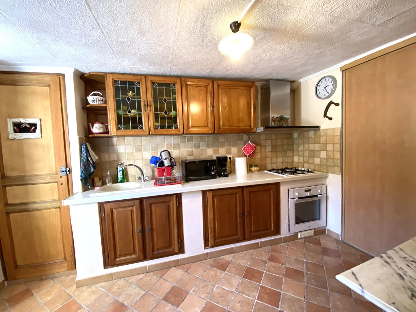 Maison de village en pierre rénovée à Sainte-Colombe avec dépendances et balcon 