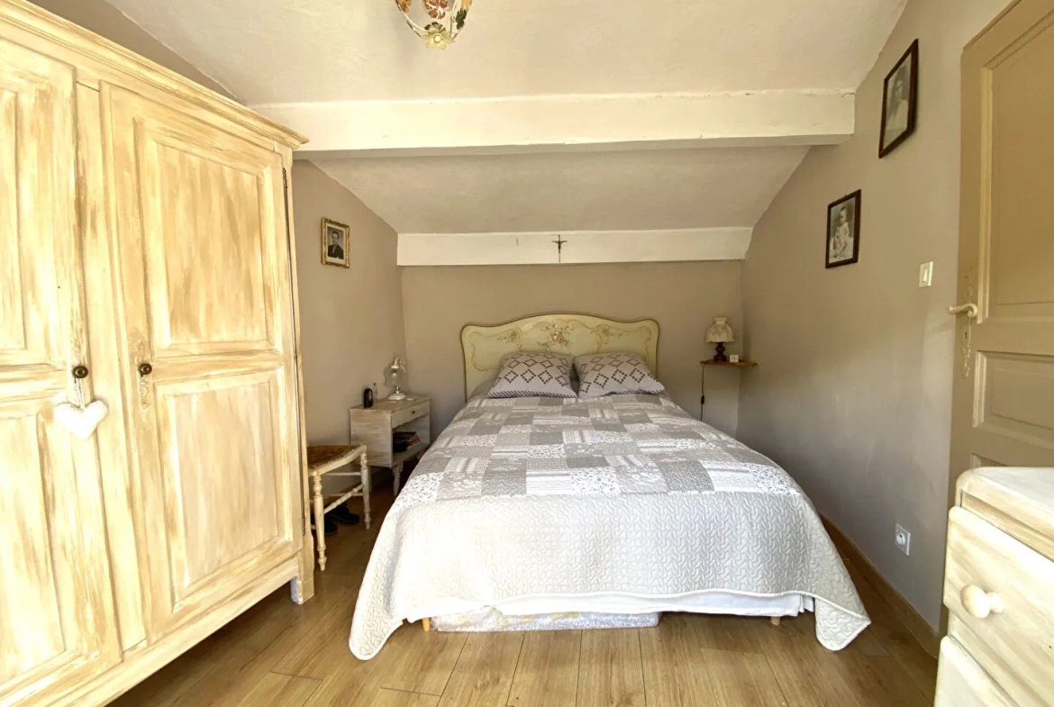 Maison de village en pierre rénovée à Sainte-Colombe avec dépendances et balcon 