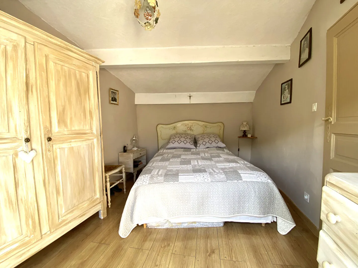 Maison de village en pierre rénovée à Sainte-Colombe avec dépendances et balcon 