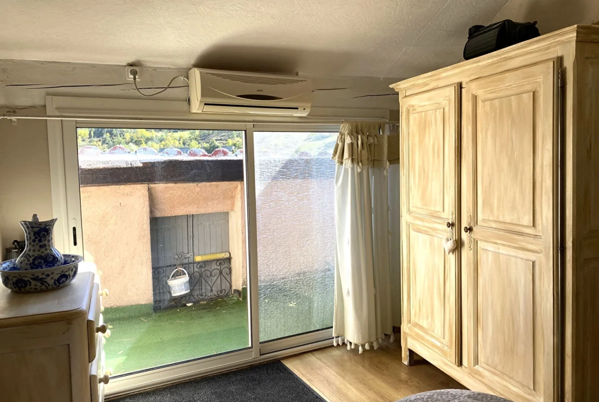 Maison de village en pierre rénovée à Sainte-Colombe avec dépendances et balcon 