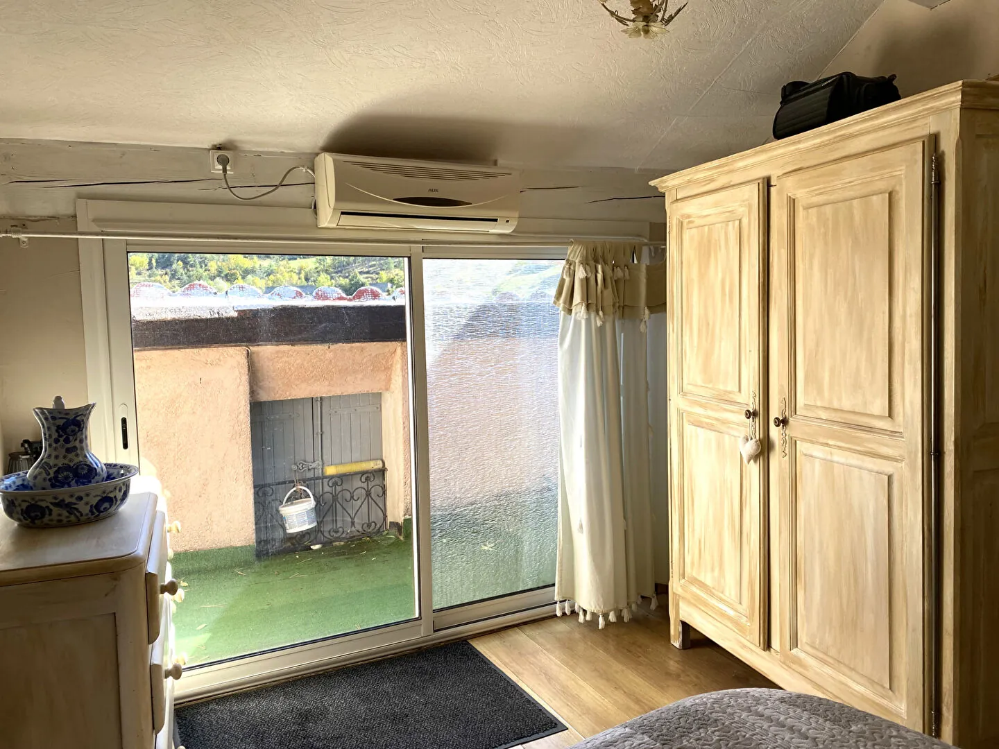 Maison de village en pierre rénovée à Sainte-Colombe avec dépendances et balcon 