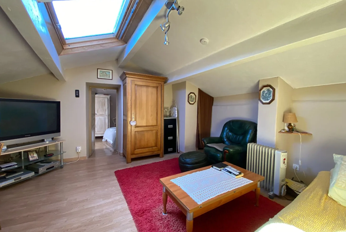 Maison de village en pierre rénovée à Sainte-Colombe avec dépendances et balcon 