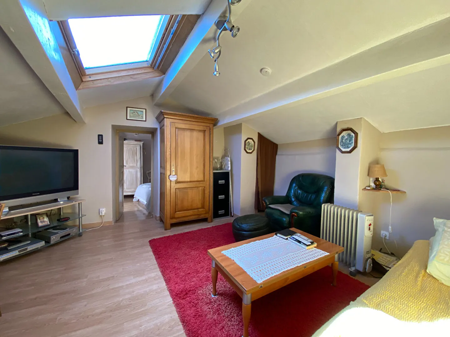 Maison de village en pierre rénovée à Sainte-Colombe avec dépendances et balcon 