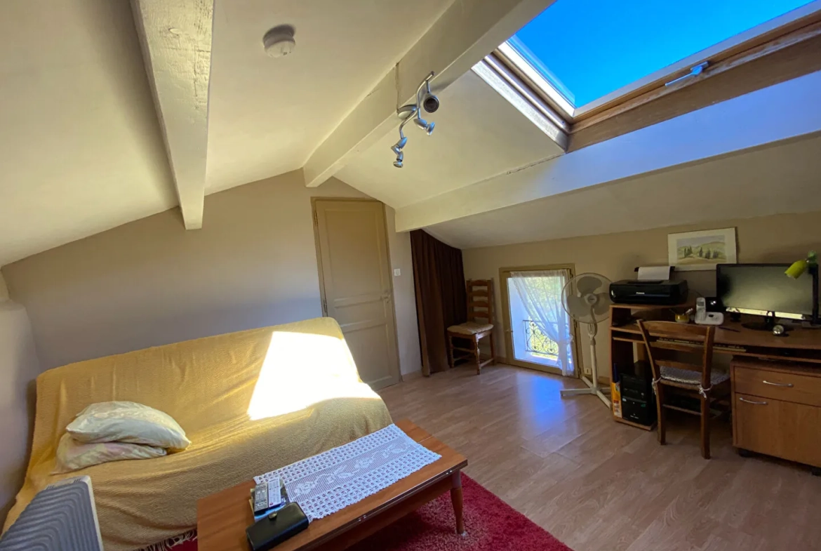 Maison de village en pierre rénovée à Sainte-Colombe avec dépendances et balcon 