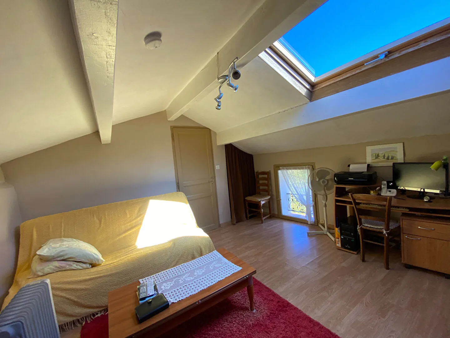 Maison de village en pierre rénovée à Sainte-Colombe avec dépendances et balcon 