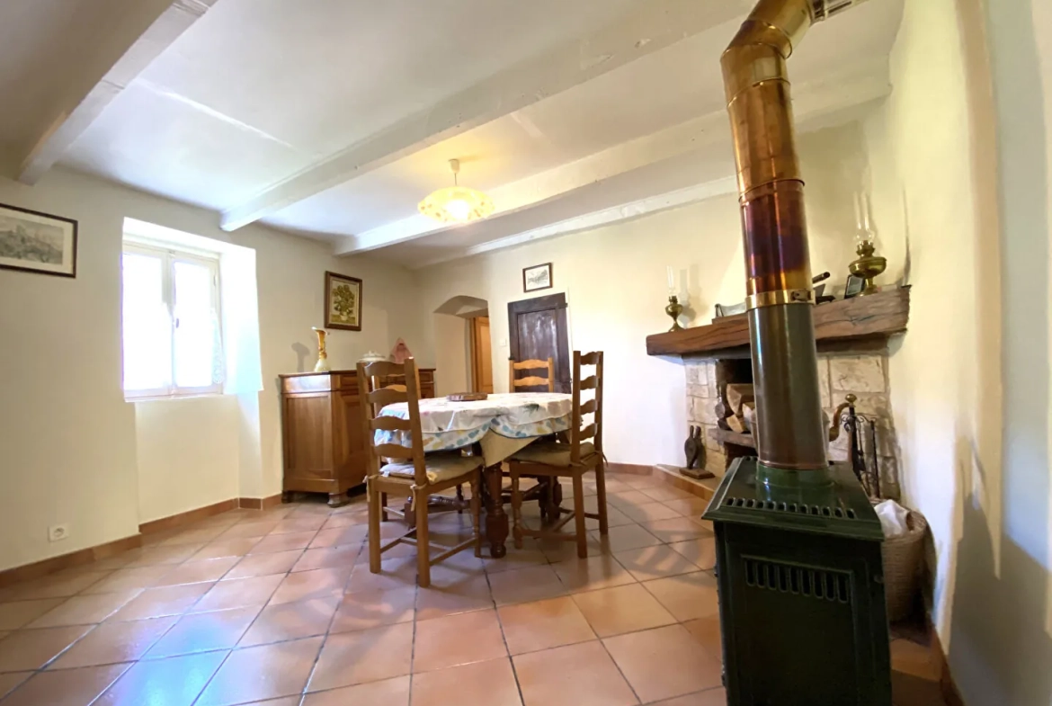 Maison de village en pierre rénovée à Sainte-Colombe avec dépendances et balcon 