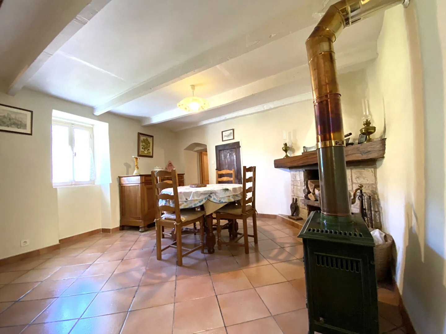 Maison de village en pierre rénovée à Sainte-Colombe avec dépendances et balcon 