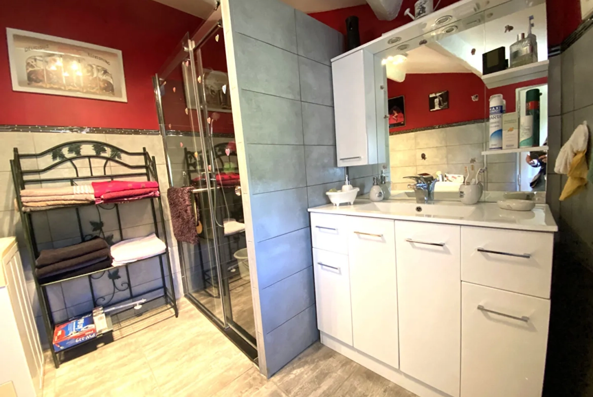 Maison de village en pierre rénovée à Sainte-Colombe avec dépendances et balcon 