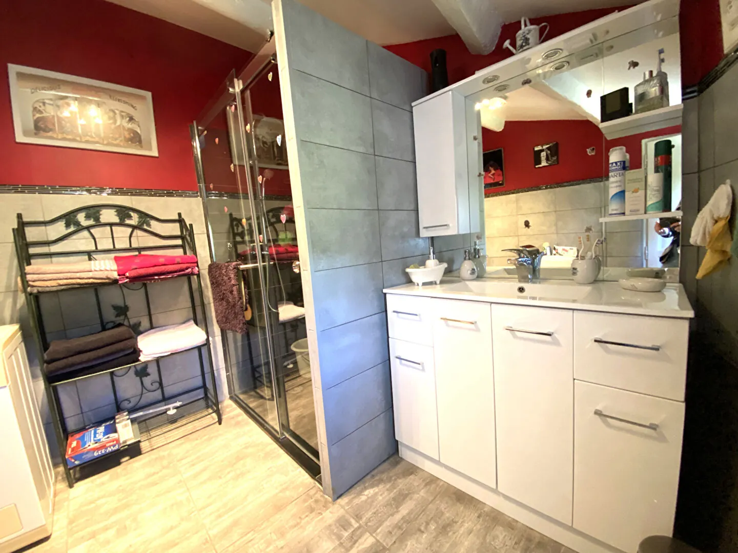 Maison de village en pierre rénovée à Sainte-Colombe avec dépendances et balcon 