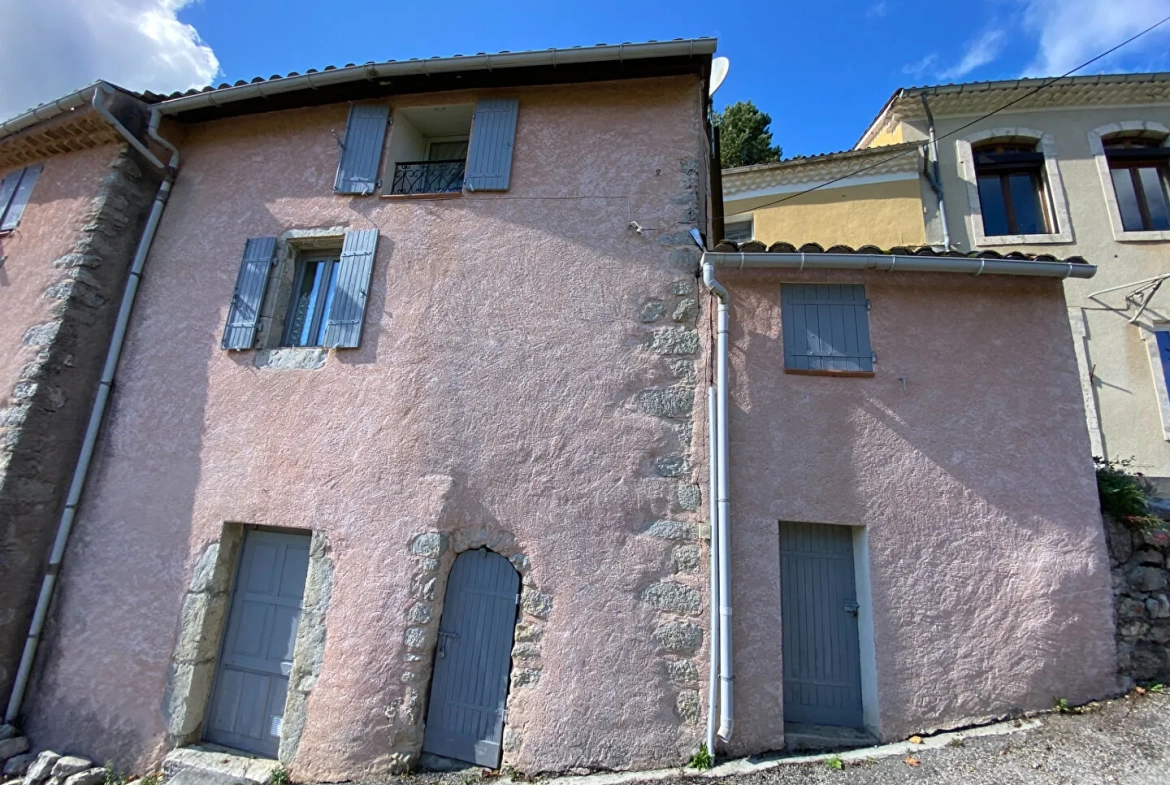 Maison de village en pierre rénovée à Sainte-Colombe avec dépendances et balcon 