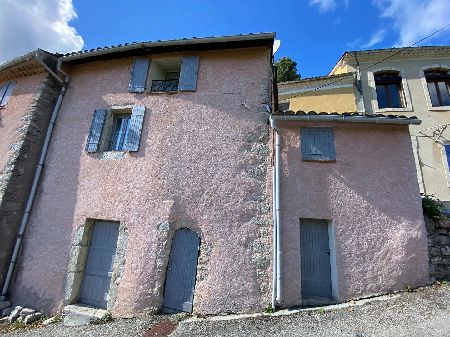 Maison de village en pierre rénovée à Sainte-Colombe avec dépendances et balcon 