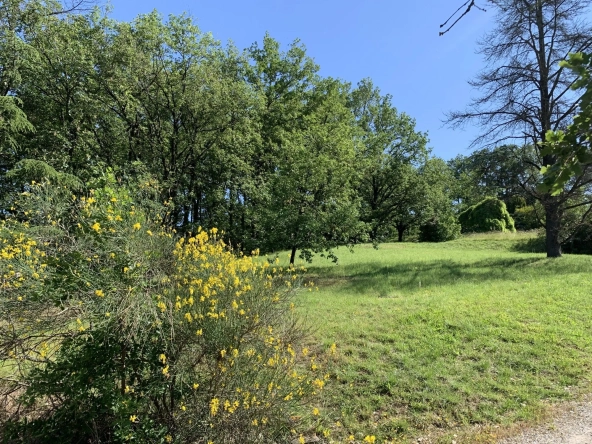 À vendre terrain constructible de 2019 m² à Puygouzon avec vue exceptionnelle