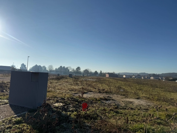 Terrain constructible de 628 m² à Damazan, proche gare et commodités