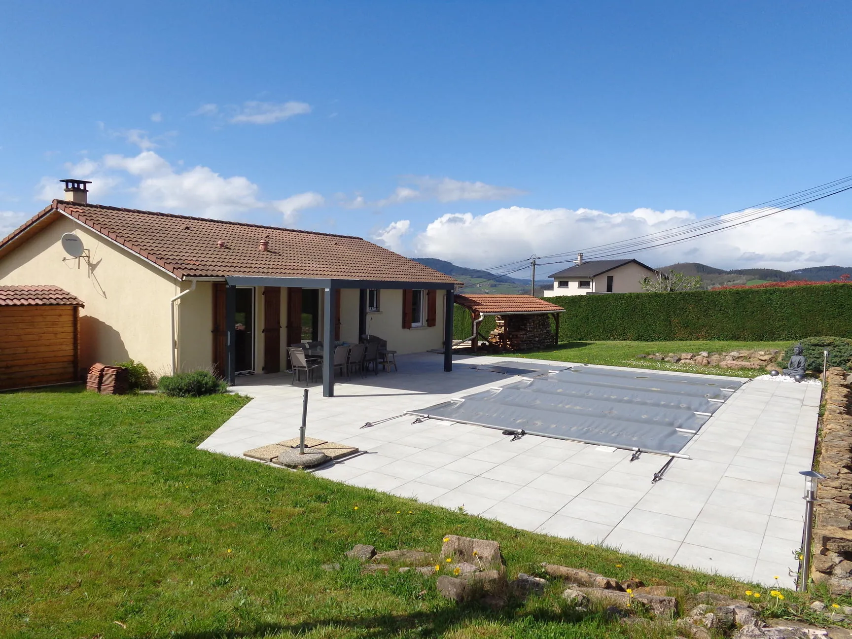 Villa à Chambost-Allières avec piscine, terrasse et vue panoramique 