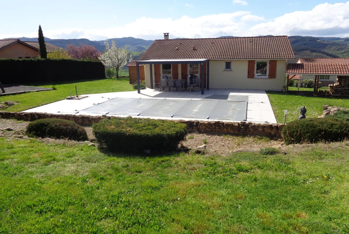 Villa à Chambost-Allières avec piscine, terrasse et vue panoramique 