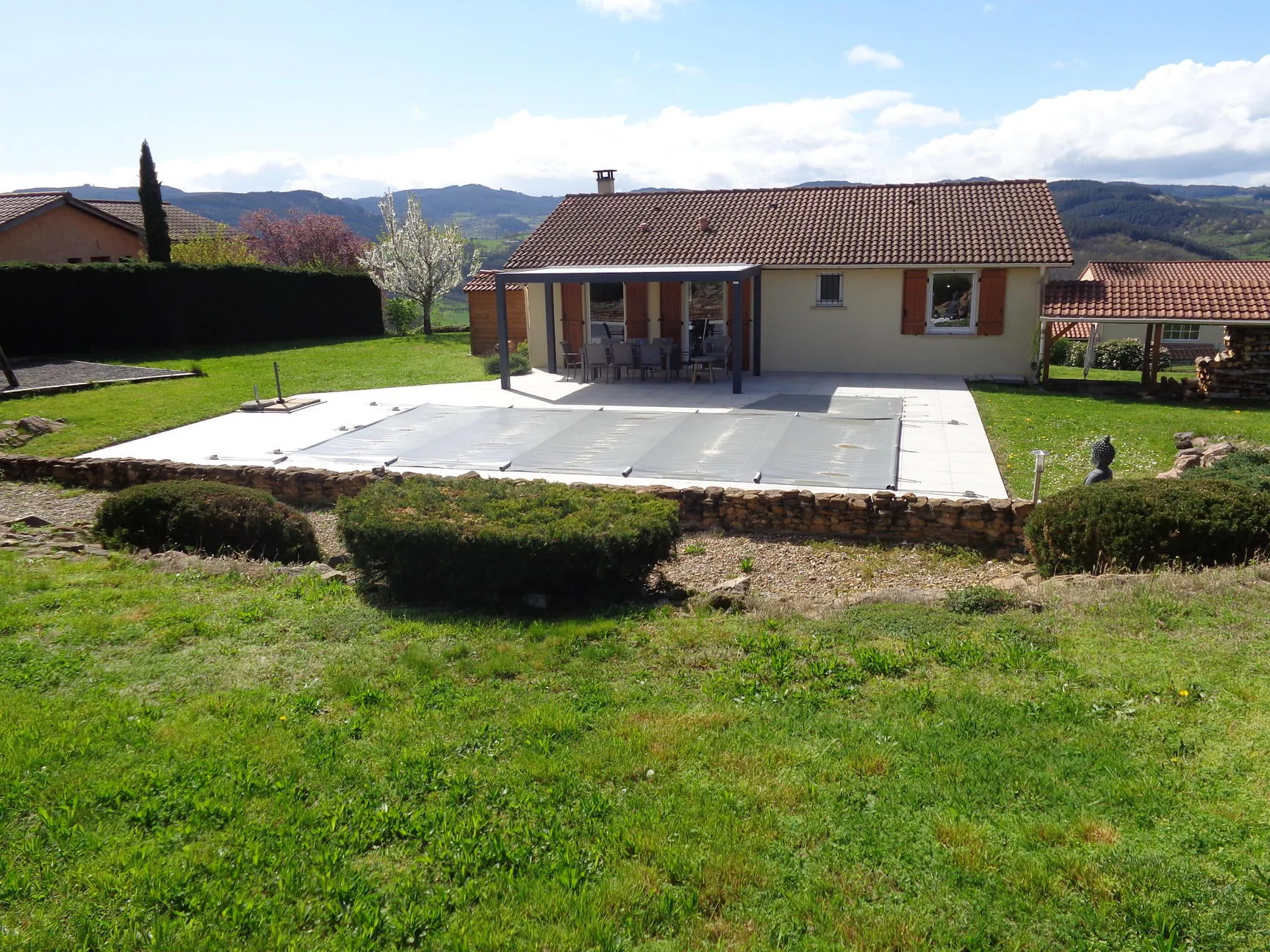 Villa à Chambost-Allières avec piscine, terrasse et vue panoramique 